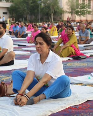 Hema Malini Instagram - Do you remember what is this important day which the whole world celebrates? And it is India’s legacy to the world- Yes! It is #InternationalDayOfYoga
#YogaForWellness
Here I am celebrating the day with Brijwasis in Mathura. All photos taken today🙏

#yoga #internationalyogaday #yogaforwellness