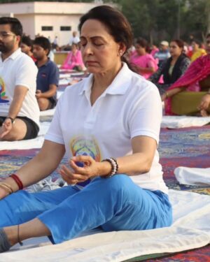 Hema Malini Instagram - Do you remember what is this important day which the whole world celebrates? And it is India’s legacy to the world- Yes! It is #InternationalDayOfYoga
#YogaForWellness
Here I am celebrating the day with Brijwasis in Mathura. All photos taken today🙏

#yoga #internationalyogaday #yogaforwellness