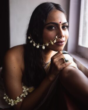 Henna Bella Instagram - “മുല്ല” ft. @hennabella_4 
Concept and Creative Direction @hiba_shana 
Styling @zesty_things @z.styl.in.g 
MUA @_anish_makeup_artist 
Saree @pichakamweaves 
.
.
.
Finally putting this series up on the feed. Super proud of my girls @zesty_things and @hiba_shana for coming up with this concept and executing it in this fashion and never ceasing to amaze. @hennabella_4 you were the perfect muse for this and @_anish_makeup_artist , a splendid job as always.
.
.
.
#portraits #portraitsvisuals #portraitphotography #portraitmood #onam #onamshoot #onam #jasmine #kerala #keralagram #onamvibes #moodygramkerala #moodygrams #indianportraits #capturedoncanon #canonr5