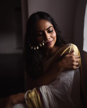Henna Bella Instagram - “മുല്ല” ft. @hennabella_4 
Concept and Creative Direction @hiba_shana 
Styling @zesty_things @z.styl.in.g 
MUA @_anish_makeup_artist 
Saree @pichakamweaves 
.
.
.
Finally putting this series up on the feed. Super proud of my girls @zesty_things and @hiba_shana for coming up with this concept and executing it in this fashion and never ceasing to amaze. @hennabella_4 you were the perfect muse for this and @_anish_makeup_artist , a splendid job as always.
.
.
.
#portraits #portraitsvisuals #portraitphotography #portraitmood #onam #onamshoot #onam #jasmine #kerala #keralagram #onamvibes #moodygramkerala #moodygrams #indianportraits #capturedoncanon #canonr5