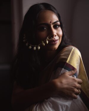 Henna Bella Instagram - “മുല്ല” ft. @hennabella_4 
Concept and Creative Direction @hiba_shana 
Styling @zesty_things @z.styl.in.g 
MUA @_anish_makeup_artist 
Saree @pichakamweaves 
.
.
.
Finally putting this series up on the feed. Super proud of my girls @zesty_things and @hiba_shana for coming up with this concept and executing it in this fashion and never ceasing to amaze. @hennabella_4 you were the perfect muse for this and @_anish_makeup_artist , a splendid job as always.
.
.
.
#portraits #portraitsvisuals #portraitphotography #portraitmood #onam #onamshoot #onam #jasmine #kerala #keralagram #onamvibes #moodygramkerala #moodygrams #indianportraits #capturedoncanon #canonr5