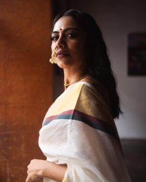 Henna Bella Instagram - “മുല്ല” ft. @hennabella_4 
Concept and Creative Direction @hiba_shana 
Styling @zesty_things @z.styl.in.g 
MUA @_anish_makeup_artist 
Saree @pichakamweaves 
.
.
.
Finally putting this series up on the feed. Super proud of my girls @zesty_things and @hiba_shana for coming up with this concept and executing it in this fashion and never ceasing to amaze. @hennabella_4 you were the perfect muse for this and @_anish_makeup_artist , a splendid job as always.
.
.
.
#portraits #portraitsvisuals #portraitphotography #portraitmood #onam #onamshoot #onam #jasmine #kerala #keralagram #onamvibes #moodygramkerala #moodygrams #indianportraits #capturedoncanon #canonr5