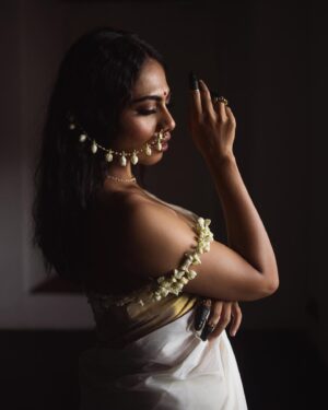 Henna Bella Instagram - This picture means a lot to me. My girls have worked really hard for this look and this shot. 
Knowingly or unknowingly you guys created a beautiful aura in the space where I enjoyed being a part of. 
The മുല്ല മൂക്കുത്തി was a crazy idea and guys just effortlessly slayed it. 
Cheers to team മുല്ല ❤️

Shot by : @premsampaul 
MUA : @_anish_makeup_artist 
Concept & creative direction : @hiba_shana 
Styling : @zesty_things @z.styl.in.g 
Saree : @pichakamweaves 
Song : @milan_tem @theescapemedium 

#onam #onamshoot #onamsaree #onamsarees #conceptshoot #mulla #mullapoovu #jasmine #jasmineflower #thamburatti