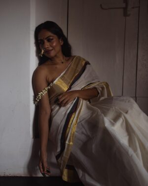 Henna Bella Instagram - മുല്ല

Inframe: @hennabella_4 
Videography: @premsampaul 
MUA : @_anish_makeup_artist 
Concept/creative direction: @hiba_shana 
Styling : @z.styl.in.g 
Saree : pichakamweaves

#onam #onamshoot #onamsaree #onamsarees #conceptshoot #mulla #mullapoovu #jasmine #jasmineflower #thamburatti