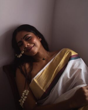 Henna Bella Instagram - മുല്ല

Inframe: @hennabella_4 
Videography: @premsampaul 
MUA : @_anish_makeup_artist 
Concept/creative direction: @hiba_shana 
Styling : @z.styl.in.g 
Saree : pichakamweaves

#onam #onamshoot #onamsaree #onamsarees #conceptshoot #mulla #mullapoovu #jasmine #jasmineflower #thamburatti