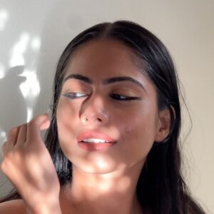 Henna Bella Instagram - 🌟 Just a glimpse of spontaneity! 📸✨ When friends drop by and magic happens through their lens, you can't help but feel beautiful. Thank you, @hiba_shana and @zesty_things for capturing these candid moments and making me feel so radiant! 💖 #SpontaneousBeauty #CapturedByFriends #CherishedMoments