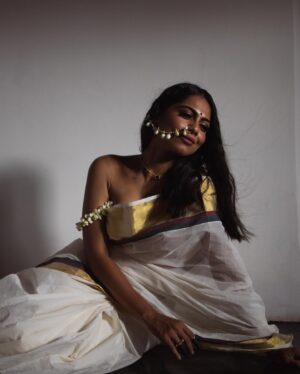 Henna Bella Instagram - മുല്ല

Inframe: @hennabella_4 
Videography: @premsampaul 
MUA : @_anish_makeup_artist 
Concept/creative direction: @hiba_shana 
Styling : @z.styl.in.g 
Saree : pichakamweaves

#onam #onamshoot #onamsaree #onamsarees #conceptshoot #mulla #mullapoovu #jasmine #jasmineflower #thamburatti