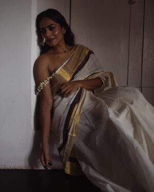 Henna Bella Instagram - മുല്ല

Shot by :@premsampaul 
MUA : @_anish_makeup_artist 
Concept & creative direction : @hiba_shana 
Styling : @zesty_things @z.styl.in.g 
Saree : @pichakamweaves 
Song : @milan_tem @theescapemedium 

#onam #onamshoot #onamsaree #onamsarees #conceptshoot #mulla #mullapoovu #jasmine #jasmineflower #thamburatti