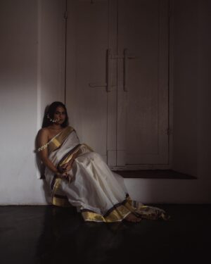 Henna Bella Instagram - മുല്ല

Shot by :@premsampaul 
MUA : @_anish_makeup_artist 
Concept & creative direction : @hiba_shana 
Styling : @zesty_things @z.styl.in.g 
Saree : @pichakamweaves 
Song : @milan_tem @theescapemedium 

#onam #onamshoot #onamsaree #onamsarees #conceptshoot #mulla #mullapoovu #jasmine #jasmineflower #thamburatti