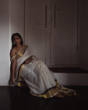 Henna Bella Instagram - മുല്ല

Shot by :@premsampaul 
MUA : @_anish_makeup_artist 
Concept & creative direction : @hiba_shana 
Styling : @zesty_things @z.styl.in.g 
Saree : @pichakamweaves 
Song : @milan_tem @theescapemedium 

#onam #onamshoot #onamsaree #onamsarees #conceptshoot #mulla #mullapoovu #jasmine #jasmineflower #thamburatti