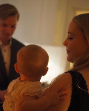 Hennariikka Laaksola Instagram - Syksyn sairasteluiden takia multa on jäänyt vaikka mitä väliin, mutta nyt pääsin viettämään juhlia rakkaiden kanssa. Vauva jaksoi humussa myös hyvin, kunnes nukahti Amelien syliin. 🥹

Onnea rakas Suomi 🤍💙🤍