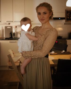 Hennariikka Laaksola Instagram - Syksyn sairasteluiden takia multa on jäänyt vaikka mitä väliin, mutta nyt pääsin viettämään juhlia rakkaiden kanssa. Vauva jaksoi humussa myös hyvin, kunnes nukahti Amelien syliin. 🥹

Onnea rakas Suomi 🤍💙🤍