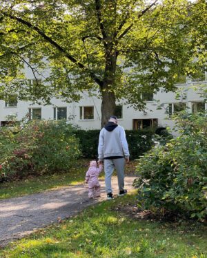 Hennariikka Laaksola Instagram - Syksy oli pitkä ja monipolvinen: ostettiin asunto, muutettiin takasin Töölöön. Puistoiltiin. Saunottiin. Syötiin parvekkeella. Satoi.

Oli muskari, oli liikkari. Vauvan niskahiukset kihartui.
Ruska ikkunan takana muuttui lumeksi. Väsymys kaatoi sänkyyn. Elettiin elämäämme.

Tilasin ensimmäisen oikean joulukuusen. Talvi.
🤍