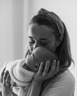 Hennariikka Laaksola Instagram - Nämä ensimmäiset viikot on olleet intensiivisimpiä mun elämässä. 
Oon aina ollut isosti tunteva ihminen, mutta tää tunteiden runtelu yllätti jopa mut 👀 Rakkautta, huolta, haikeutta, pakahtumista, halua pysäyttää aika. Pieni ihminen on täyttänyt meidän maailman jokaisen kolkan. 🤍🥺🤍

Kiitos aivan ihanista vastasyntyneen kuvista @marjaanalaitinenphotography, oot huippulahjakkuus ja todellinen vauvakuiskaaja. Niin kauniisti vangittu tunnelma 🤍