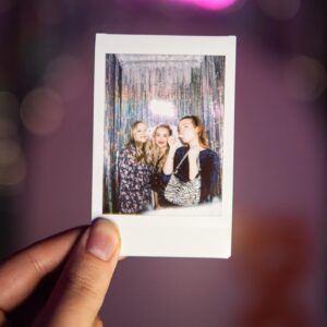 Hennariikka Laaksola Instagram - 💥Saatiin hienoja uutisia Podimolta: me tehtiin viime viikolla kaikkien aikojen kuulijaennätyksemme 🥹💥
Nyt reilu vuosi @gaalapodcast takana ja vastaanotto on ollut huikea 🥹 Ihana siis jatkaa hommia, edelleen tuntuu, että mulla on maailman paras työ 🥰 

📸: @iidajuttuja