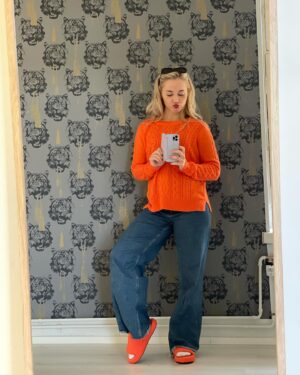 Hennariikka Laaksola Instagram - Syksy oli pitkä ja monipolvinen: ostettiin asunto, muutettiin takasin Töölöön. Puistoiltiin. Saunottiin. Syötiin parvekkeella. Satoi.

Oli muskari, oli liikkari. Vauvan niskahiukset kihartui.
Ruska ikkunan takana muuttui lumeksi. Väsymys kaatoi sänkyyn. Elettiin elämäämme.

Tilasin ensimmäisen oikean joulukuusen. Talvi.
🤍