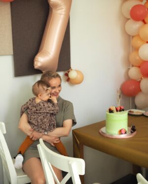 Hennariikka Laaksola Instagram - Pienen ensimmäiset synttärijuhlat 🥹🎈 Swaippaa yllätys-suudelmaan. 🥹