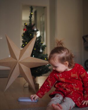 Hennariikka Laaksola Instagram - Syksy oli pitkä ja monipolvinen: ostettiin asunto, muutettiin takasin Töölöön. Puistoiltiin. Saunottiin. Syötiin parvekkeella. Satoi.

Oli muskari, oli liikkari. Vauvan niskahiukset kihartui.
Ruska ikkunan takana muuttui lumeksi. Väsymys kaatoi sänkyyn. Elettiin elämäämme.

Tilasin ensimmäisen oikean joulukuusen. Talvi.
🤍