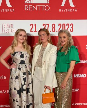 Hennariikka Laaksola Instagram - No kyä sitä oltiin taas niin töpöllään siellä juhlistamassa suomalaista elokuvamaailmaa, oli kimalteet ja kaikki. ✨ 
Kiitos @redcarpetfestari ihanasta gaalasta. 🥰

Asu: @katriniskanenofficial 
Laukku: @pihkacollection