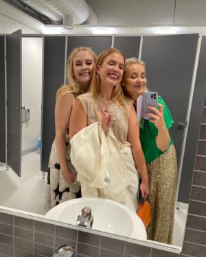 Hennariikka Laaksola Instagram - No kyä sitä oltiin taas niin töpöllään siellä juhlistamassa suomalaista elokuvamaailmaa, oli kimalteet ja kaikki. ✨ 
Kiitos @redcarpetfestari ihanasta gaalasta. 🥰

Asu: @katriniskanenofficial 
Laukku: @pihkacollection