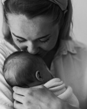 Hennariikka Laaksola Instagram - Viime vuonna näihin aikoihin alkoi tähänastisen elämäni vaikeimmat tunnit ja päivät. Synnytys ei ollutkaan mitään, mitä olisin voinut koskaan kuvitella, enkä unohda sitä huonetta koskaan. Taisteltiin kuitenkin yhdessä siitä läpi, ja tekisin sen kaiken tältä istumalta uudestaan. 

Hieno vuosi takana, sinä pieni ihminen. Viikonloppuna juhlitaan ❤️