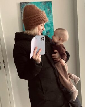 Hennariikka Laaksola Instagram - Alkuvuoden arki ja juhla 🤎
@gaalapodcast alkoi, sen tekeminen on ollut ihanaa. Vauva on jäänyt ekoja kertoja hoitoon 🥹 Puin iltapuvun.
Käytiin kakulla. Sain synttäri-ilmapallon.

Kevät saa tulla!