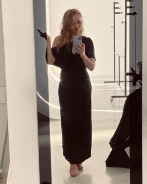 Hennariikka Laaksola Instagram - Alkuvuoden arki ja juhla 🤎
@gaalapodcast alkoi, sen tekeminen on ollut ihanaa. Vauva on jäänyt ekoja kertoja hoitoon 🥹 Puin iltapuvun.
Käytiin kakulla. Sain synttäri-ilmapallon.

Kevät saa tulla!