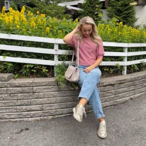 Hennariikka Laaksola Instagram - Sofia Alho tässä taas moro! 😌

Ollaan kuvattu kesä super tiiviisti Rantabaaria ja päivät on ollu pitkiä, mutta täytyy sanoa että tää kesä on silti tuntunut lomalta. 🤪 Uskomatonta, ettei työpäivän aikana kukaan vaadi multa mitään muuta kuin sen työnteon. Kaikkea hyvää kotiin kahdelle rakkaimmalle. 🙃