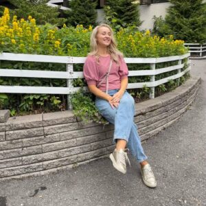 Hennariikka Laaksola Instagram - Sofia Alho tässä taas moro! 😌

Ollaan kuvattu kesä super tiiviisti Rantabaaria ja päivät on ollu pitkiä, mutta täytyy sanoa että tää kesä on silti tuntunut lomalta. 🤪 Uskomatonta, ettei työpäivän aikana kukaan vaadi multa mitään muuta kuin sen työnteon. Kaikkea hyvää kotiin kahdelle rakkaimmalle. 🙃