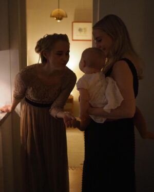 Hennariikka Laaksola Instagram - Syksyn sairasteluiden takia multa on jäänyt vaikka mitä väliin, mutta nyt pääsin viettämään juhlia rakkaiden kanssa. Vauva jaksoi humussa myös hyvin, kunnes nukahti Amelien syliin. 🥹

Onnea rakas Suomi 🤍💙🤍