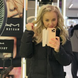 Hennariikka Laaksola Instagram - Viime aikojen elämä 🤍

1-3: Synttäripäivänä haettiin yhdessä lapsi hoidosta ja mentiin Stockmannille kakulle. Erittäin hyvä.

4: Nauhoitukset jatkuu @gaalapodcast.

5: Ja sitten hei! Oon mukana kirjoittamassa Fatim Diarran ja Iida Tanin toimittamaa kirjaa tyttöihin kohdistuvasta häirinnästä ☺️ Mukana on huikea joukko kirjoittajia, mm. Kirsi Piha, Meeri Koutaniemi, Minja Koskela ja Mercedes Bentso ✨ Kuulet tästä lisää myöhemmin ☺️🤍