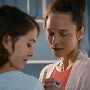 Henriette Confurius Instagram - 💕🕷das Mädchen und die Spinne🕷❤️ feiert Premiere auf der #sommerberlinale und eröffnet die #encounter -Sektion @berlinale @thegirlandthespider.film 

Regie und Buch: Ramon und silvan Zürcher 🎥 @hasskerl @lilianeamuat @dagnalitzenberger @fluringiger @leadraeger @andrehennicke @simoneenkerli #beauvoirfilms #spidergirl🕷 #dasmädchenunddiespinne @die_agenten_official 

Ps. #tetrisforever #mostbeautifulherpes