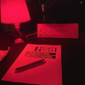 Henriette Confurius Instagram - glücklich und dankbar für diese Arbeit  mit euch
@vic_so_hee 
@janin.halisch 
@yugenyah 
#annegaschütz 
und @milapopila 🐕‍🦺 #filmfestjury #fishfilmfestival 

Danke @fish_filmfestival  und @miss_helau dass ihr mich ins Boot geholt habt ❤️❤️❤️
Danke an die jungen Filmschaffenden für die aufrichtigen und wertvollen Filme.
✨Danke @utopie.u und @lotta1992 ✨für die beste Moderation 

So viel gelernt,  so viel Vorfreude!