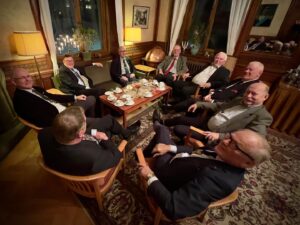 Henrik Schyffert Instagram - Traditionsenligt varje år i december skjutsar jag ut pappa och fd. ÖB Owe Wiktorin till Klubb 32s årsmöte. För att få vara med krävs det att man flugit minst 2000 timmar J32 Lansen på F6 Karlsborg. Sen är det full julmiddag där något bedagade överstar och generaler sitter och pratar mörkernavigering, fallna kamrater och hur man höll gränsen när Sverige hade världens 4:e största flygvapen. I bilen hem är det ganska snackigt och de kräver att jag spelar Frank Sinatra. ❤️