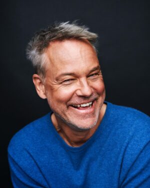 Henrik Schyffert Instagram - Jag ska ut med en helt ny standupföreställning! Den heter Schyffert Forever. Jag hade inte kört standup på fem år och jag kände att jag hade grävt ner mig i ett kaninhål där jag var tvungen att kommentera min samtid och mina mörkaste problem så fort jag skulle ut och skämta och det var inte roligt längre. Jag behövde en paus.
Men för nått år sedan satt jag på tåget och lyssnade på gammal Iggy Pop – "Lust for Life", "1969", "The Passenger" och sånt och så slog det mig att så här kan man också göra standup. Bara kul och glatt helt enkelt. Så jag skrev 10 minuter glatt larv och testade på Norra Brunn och så var det plötsligt roligt igen!
Det känns så skönt att lägga all kraft på att få ihop en timme rolig standup. Kicken när man lyckas få ihop ett enkelt skämt som får hela rummet att unisont vika sig av skratt är obetalbar. Och jag har verkligen saknat att försöka få till det där igen..
Idag kl 0900 släpps biljetterna. Länk i bio ⬆️ eller gå in på kahlo.se/schyffertforever

Tagga en kompis i kommentarerna här och så syns på vägarna som Uffe hade sagt! ❤️