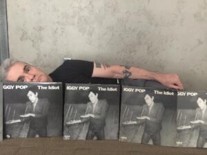 Henry Rollins Instagram - This is how we celebrate @iggypopofficial 🥊🏆The Undisputed Heavyweight Champion of Rock 'n' Roll 🥊🏆The Idiot was released 40 years ago. 🥊🏆🥊

#henryrollins #iggypop #theidiot #henryandheidioffice