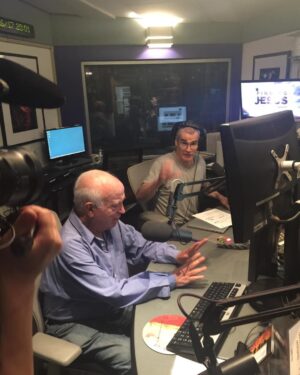 Henry Rollins Instagram - I'm here @kcrw with our friend @mandessa waiting for Henry to interview the legendary Seymour Stein of @sirerecords. This is going to be GREAT! 🎧🎤⚫️🎶🎧🎤
#henryrollins #graytshirt #seymourstein #legend #henryandheidi