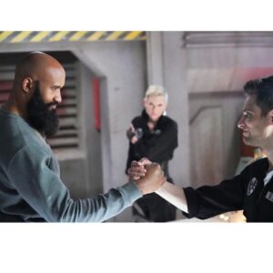 Henry Simmons Instagram - Okay, over the next few days I'm going to press out all the BTS photos that have been given to me.
These photos are all from episode 7x7.
The first three photos show what a great time we had, the third photo being our director @jessebochco 
The fourth photo I put up because I'm feelin' frisky hahaha
The fifth photo is Mack in uniform ready to wreck shop. 
The next photo is the robot...well, yeah...the robot.
The last photo I titled: A fool racing on his makeup artists bike during lunch.

PS...the fool won!! 😆😄😂