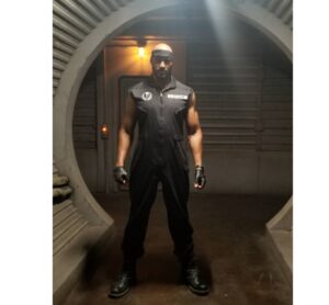 Henry Simmons Instagram - Okay, over the next few days I'm going to press out all the BTS photos that have been given to me.
These photos are all from episode 7x7.
The first three photos show what a great time we had, the third photo being our director @jessebochco 
The fourth photo I put up because I'm feelin' frisky hahaha
The fifth photo is Mack in uniform ready to wreck shop. 
The next photo is the robot...well, yeah...the robot.
The last photo I titled: A fool racing on his makeup artists bike during lunch.

PS...the fool won!! 😆😄😂