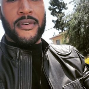 Henry Simmons Instagram - This is how they filmed me on a motorcycle in episode 7x7. The bike is attached to the truck in front of me, and the van you see behind me is where the cameras are. The van will speed up next to me and film everything they need.
It looks crazy, but it's fun! Hahaha

Yeah, I'm filming as we get into position. But trust me, when that truck starts going fast I have both hands tightly fastened on those handles. 🤣🤣😂😳