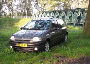 Henry van Loon Instagram - We hebben niet heel veel echte tradities met ons gezin. Maar dit is er eentje die we al heel lang volhouden: Altijd als we een nieuw voertuig hebben, (auto, motor of brommer.) gaan we daar een foto van maken bij de “Miekoekse brug” in Oirschot. We hebben (ergens) nog veel meer foto’s met Renault 25’s, zundapps,  Citta’s, heel veel Citta’s, etcetera. Zo gingen we van de week weer naar de ‘Miekoek’ voor een foto, ik op de BMW, mijn broer @patjevanlonio op z’n Aprilia. Vader @henk.vanloon maakt (zoals altijd) de foto. #tradition @henk.vanloon @patjevanlonio @araieu #welcometothefamily #motorcycles #family #miekoek