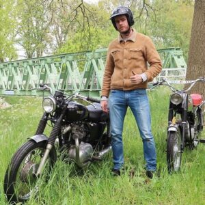 Henry van Loon Instagram - We hebben niet heel veel echte tradities met ons gezin. Maar dit is er eentje die we al heel lang volhouden: Altijd als we een nieuw voertuig hebben, (auto, motor of brommer.) gaan we daar een foto van maken bij de “Miekoekse brug” in Oirschot. We hebben (ergens) nog veel meer foto’s met Renault 25’s, zundapps,  Citta’s, heel veel Citta’s, etcetera. Zo gingen we van de week weer naar de ‘Miekoek’ voor een foto, ik op de BMW, mijn broer @patjevanlonio op z’n Aprilia. Vader @henk.vanloon maakt (zoals altijd) de foto. #tradition @henk.vanloon @patjevanlonio @araieu #welcometothefamily #motorcycles #family #miekoek