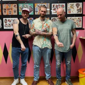 Henry van Loon Instagram - Thanks @traditional.tobias 🙏🏼 en wat een vette shop: 🐰 @twrtroermond 🐰- mijn broer @vantpatje en ik zijn heel blij. #brothers4life #❤️ #tattoo #brotherstattoo #oldschooltattoo #traditionaltattoo #boldwillhold ❤️