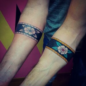 Henry van Loon Instagram - Thanks @traditional.tobias 🙏🏼 en wat een vette shop: 🐰 @twrtroermond 🐰- mijn broer @vantpatje en ik zijn heel blij. #brothers4life #❤️ #tattoo #brotherstattoo #oldschooltattoo #traditionaltattoo #boldwillhold ❤️
