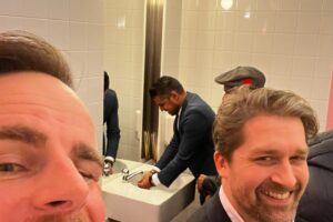 Henry van Loon Instagram - Premieretime! Het was een mooie avond, en er werd (veel) gelachen. Terecht, want volgens mij is dit echt leuk. Vanaf vrijdag de eerste twee afleveringen van #lastonelaughingNL  op @primevideonl Het was een bijzonder experiment, mag ik wel zeggen. Tevens deed ik mee om te winnen.. Het was een mooi avontuur met Hele Leuke Mensen: @basjanhoeflaak @alexploeg @rayenpanday @roueverveer @rubenvdmeer @nienkeplas @tinekeschouten @soundos_el_ahmadi @jeroom.inc @geubelsphilippe @stefano_keizers @warnerbrosnl @primevideonl