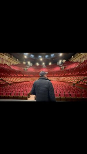 Henry van Loon Instagram - Mijn vader ( @henk.vanloon ) is vandaag voor het eerst in @theatercarre Gisteren stond ik voor het eerst met een eigen cabaretprogramma in Carré. Vanavond nòg een keer, volle bak en dat is dan tevens de laatste voorstelling van “Jannie the Showdog” dus het is me het weekendje wel. Ik hou heel veel van mijn vader, blij dat ‘ie d’r is.