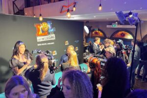 Henry van Loon Instagram - Premieretime! Het was een mooie avond, en er werd (veel) gelachen. Terecht, want volgens mij is dit echt leuk. Vanaf vrijdag de eerste twee afleveringen van #lastonelaughingNL  op @primevideonl Het was een bijzonder experiment, mag ik wel zeggen. Tevens deed ik mee om te winnen.. Het was een mooi avontuur met Hele Leuke Mensen: @basjanhoeflaak @alexploeg @rayenpanday @roueverveer @rubenvdmeer @nienkeplas @tinekeschouten @soundos_el_ahmadi @jeroom.inc @geubelsphilippe @stefano_keizers @warnerbrosnl @primevideonl