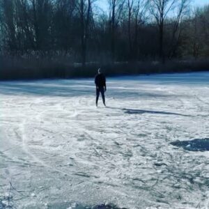 Henry van Loon Instagram - Goedemorgen, ik dacht ik zal even wat tegenwicht bieden voor al die mooi schaatsende mensen in je tijdlijn. Je bent niet de enige, ik kan er geen k*t van.  Máárrr (swipe voor foto 2) ik heb wel deze. ❤️❤️ @jelkavanhouten