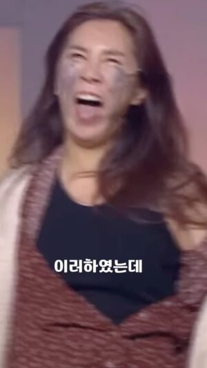 Heo An-na Instagram - Diet 25일차 1kg이 쪄버렸다! X때문이야!!!!!!!

병원 검진 갔다가 애매한 결과 땜에 열받아서
폭식하고 정신 차리자 싶어서
다이어트에 좋다는 양배추 당근 김밥 해먹고 잤는데..

그제 폭식의 여파인가? 이틀만에 1.3kg이
쪄버렸네???!!!ㅋㅋㅋㅋㅋ
방심 한 것도 좀 있는데 요즘 먹는 양도 줄고
술도 줄여서 구런가 화장실 가기가
쉽지 않더라고요 ㅠㅠㅠㅠ
(소주 마시면 술x직방인데ㅠ)

나를 탓하기 전에 일단 숙x을 탓해보리오ㅋ
헤헿헤
누군가 그랬다 x만 잘싸도 1kg금방 빠진다고ㅋㅋㅋ

제발 내일 구렁이를 발견하길 비나이다:)

양배추/당근김밥 만들기

1. 당근1개를 채썰어 소금2t스푼 뿌려준뒤
물기가 빠지도록 20분간 놔둔다

2. 채썬 양배추를 300g을 반투명 해지게 볶아준다
3. 2에 계란 4개 섞어서 넣어준다.
4. 3에 소금1t스푼 굴소스 반스푼 넣어 섞어서 부쳐준다

5. 1에 당근에서 빠진 물을 꼭 짜서 반투명 할 때까지 볶아준다.

6. 김2장 길게 이어붙여준다
7. 김 위에 계란 지단 올려준다
8. 계란지단 위에 김 한장을 더 올려 덮어준다
9. 그 위에 볶은 당근을 올려준다
10. 잘말아준다
11. 먹기 좋게 잘라 먹는다

진짜 배부르고 맛있음!
당근은 맛있는 음식이었어!!!🥕

#다이어트
#다이어트일기
#다이어트레시피
#살빠지는식단 
#양배추당근김밥