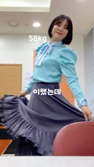 Heo An-na Instagram - 내 다이어트는 인생과 일맥상통ㅎ오르락내리락

살이 좀 빠지면 방심해서 입이 터졌다가
정신차리고 다잡고 몇일 또 식단하다가
그럼 또 빠졌다가 다시 눈 돌아가서 쳐묵쳐묵했다가ㅎ

모든 인생이 다이어트와 같구나…

아!! 여러분 다이어트 영상은 몇 주 전 영상이에요
매일 편집해서 올리기엔 현생을 사느라..
천천히 올리고 있답니다 이해부탁!!!

🔶기절초풍 #초간단다이어트레시피
#다이어트배추찜 과 닭가슴살

재료 : 알배추 1/4, 오리엔탈드레싱, 진간장, 알룰로스,
 맛술, 파, 청양고추

1. 알배추 1/4을 귀찮으니까 닭가슴살과 함께 찐다
2.찌는 동안 양념 만들기
▪️올리엔탈드레싱2
▪️진간장2
▪️알룰로스1
▪️맛술1
▪️물1
▪️청양고추1
▪️파 반개 다져서 섞어준다
3.찐배추에 양념을 뿌려준다
4.먹기좋게 잘라 닭가슴살과 먹는다

진짜 맛도리!!!!!! 양배추보다 배추가 칼로리도
더 낮은 건 안비밀~!!!

오늘도 가보자~~!!!!

#다이어트
#아가리어터
#쉬운다이어트
#먹으면서하는다이어트
#배부른다이어트
#운덩하기시로